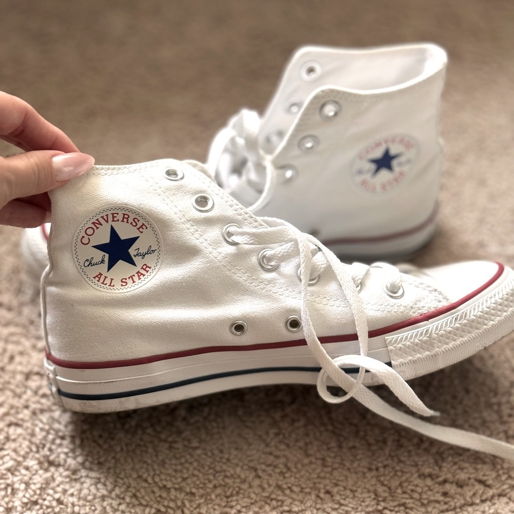 Women’s Converse sneakers size 7